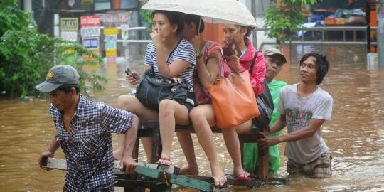 &#91; MANA GUBERNUR MU? &#93; Hujan Deras Guyur Jakarta, Ribuan Titik Tergenang